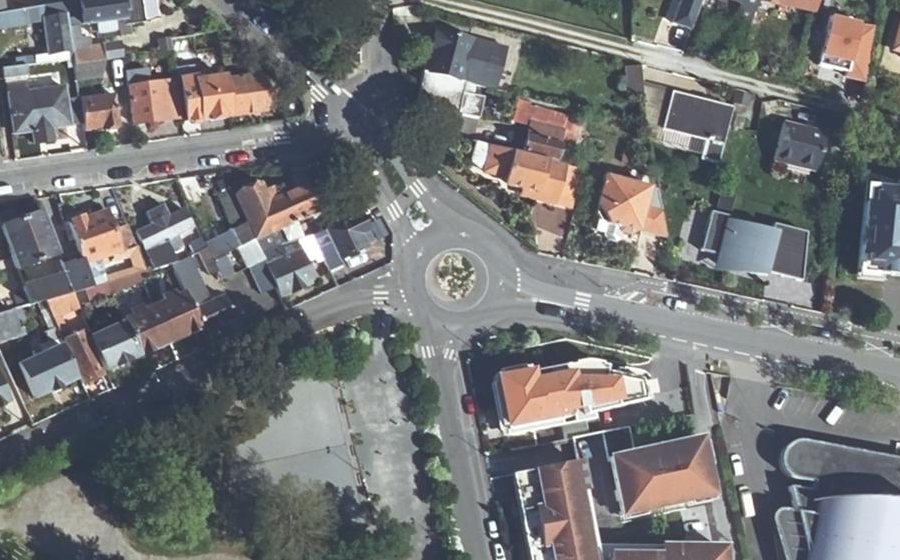 Vue aérienne du Rond-point anonyme n°24676704