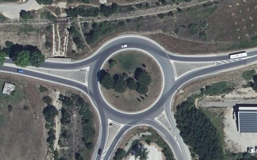 Vue aérienne du Rond-point anonyme n°24677243