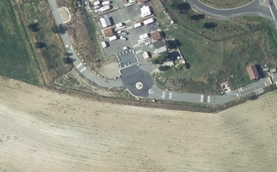 Vue aérienne du Rond-point anonyme n°246786419