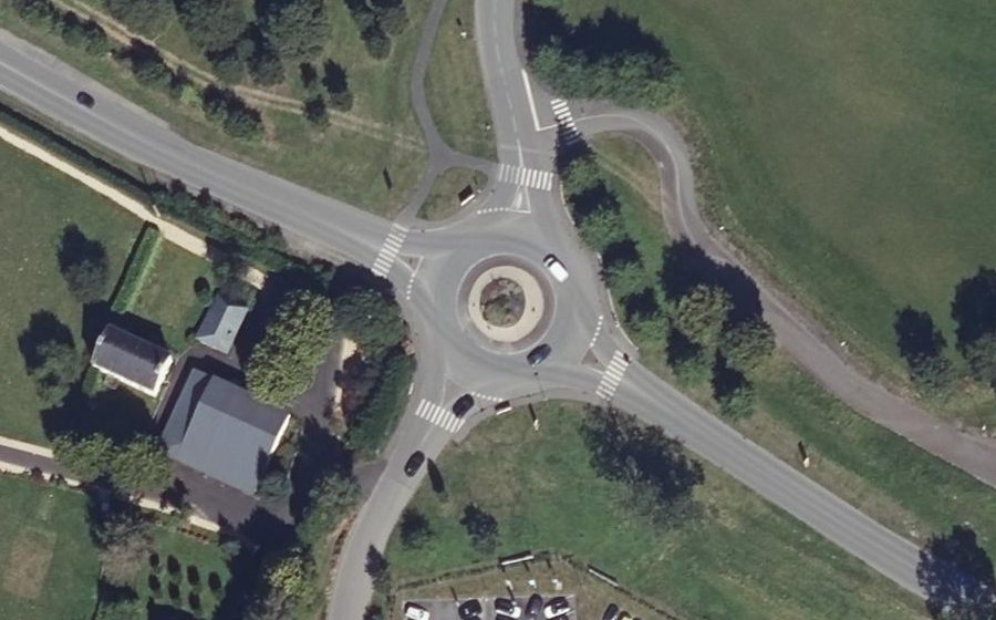 Vue aérienne du Rond-point anonyme n°246846938