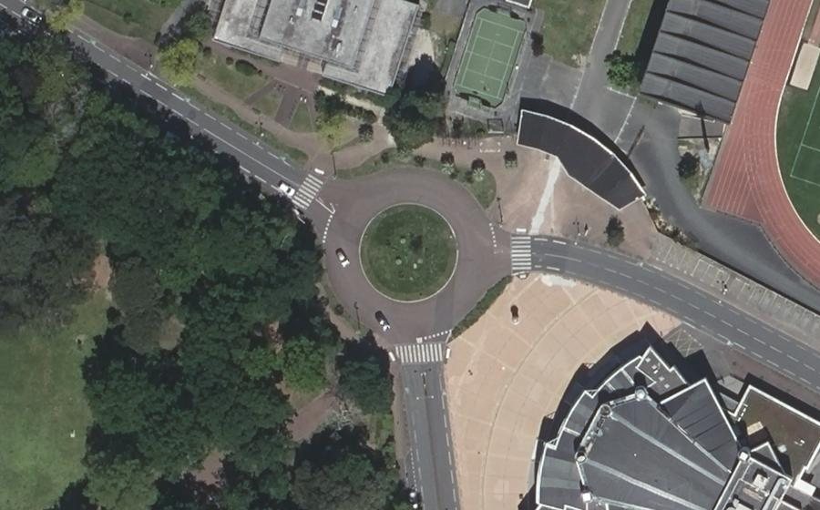 Vue aérienne du Rond-point anonyme n°24685923