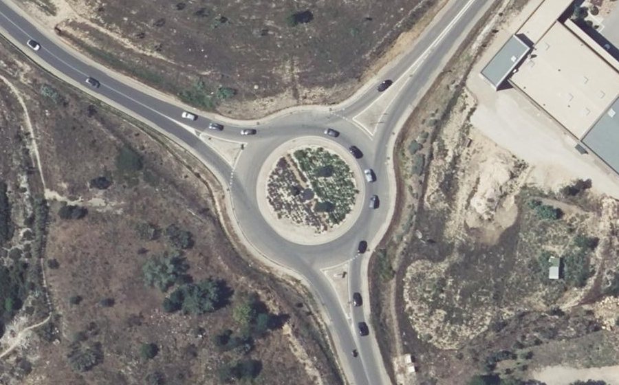 Vue aérienne du Rond-point anonyme n°24688920