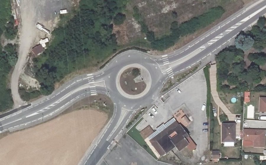 Vue aérienne du Rond-point anonyme n°24692078