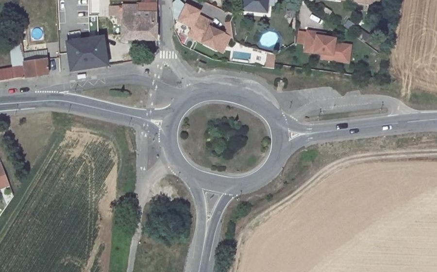 Vue aérienne du Rond-point anonyme n°24692132