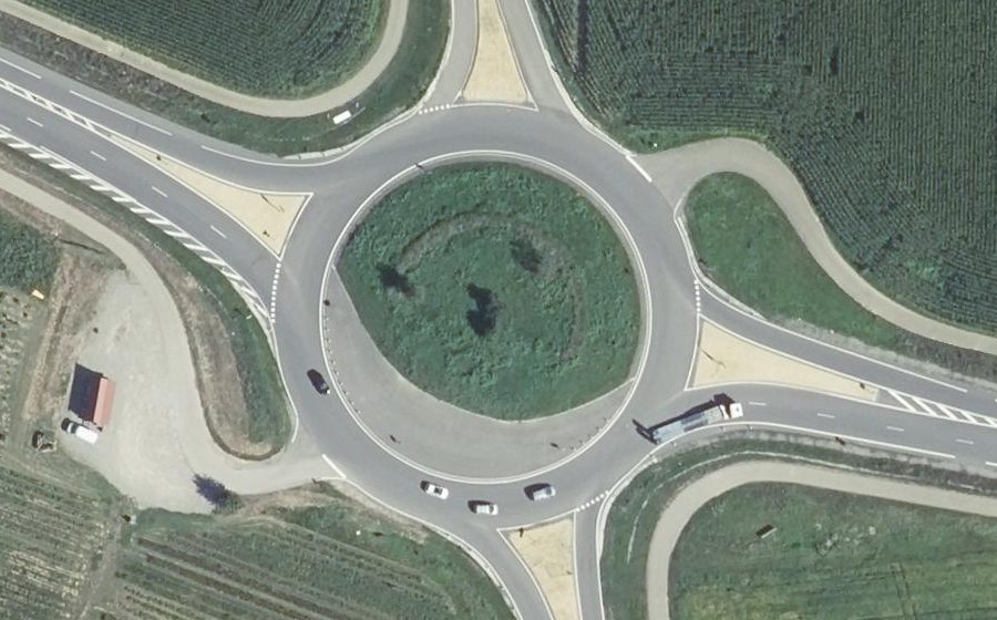 Vue aérienne du Rond-point anonyme n°24693867