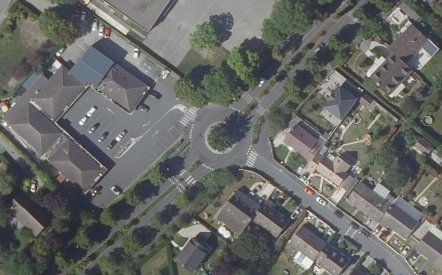 Vue aérienne du Rond-point anonyme n°24694665