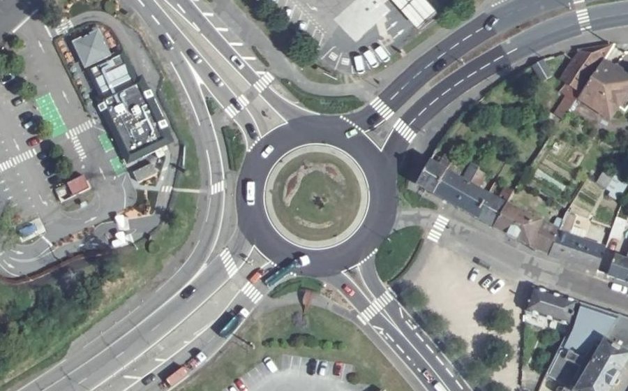 Vue aérienne du Rond-point anonyme n°24696250