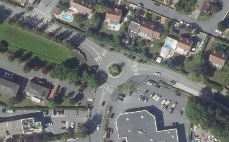 Vue aérienne du Rond-point anonyme n°24697533