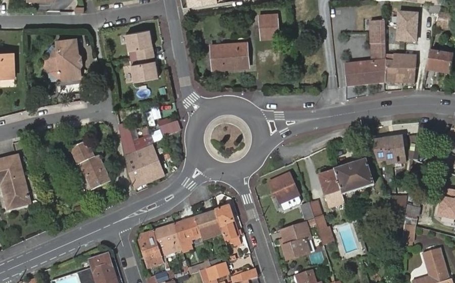 Vue aérienne du Rond-point anonyme n°24700753