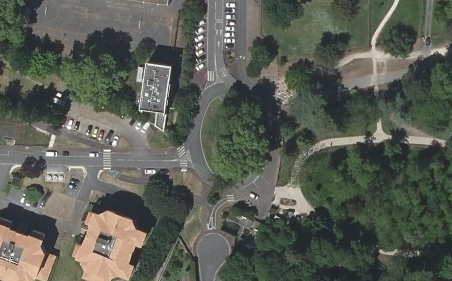 Vue aérienne du Rond-point anonyme n°24700768