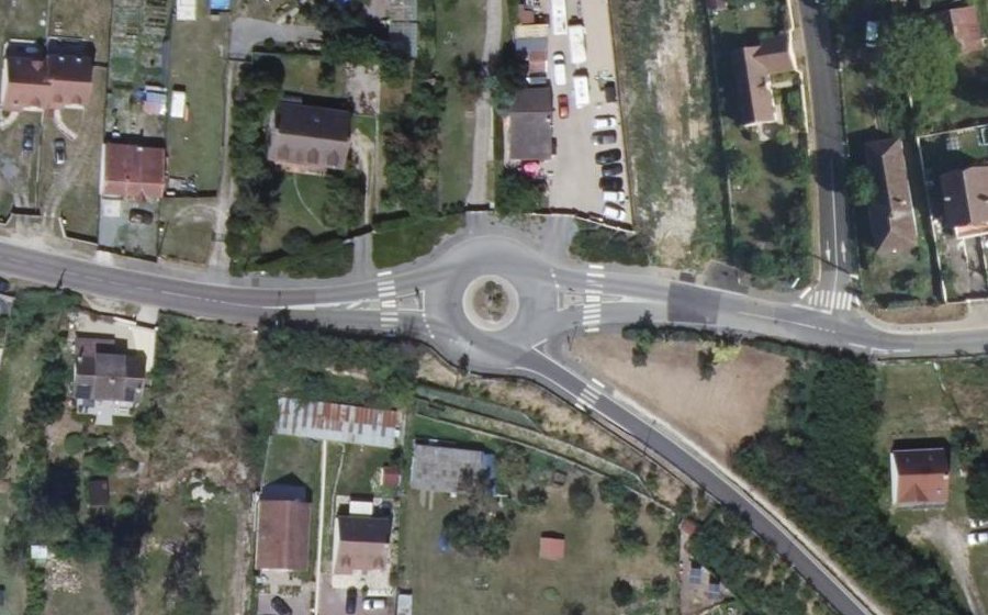 Vue aérienne du Rond-point anonyme n°247012413