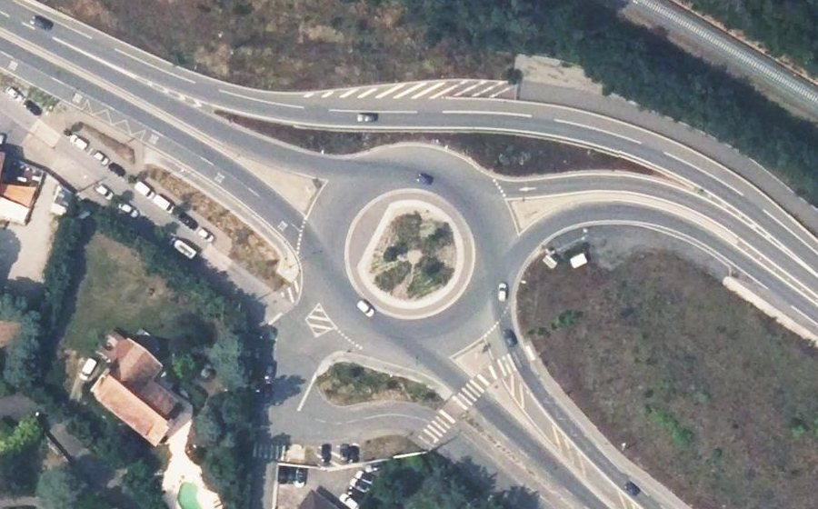 Vue aérienne du Rond-point anonyme n°247015783