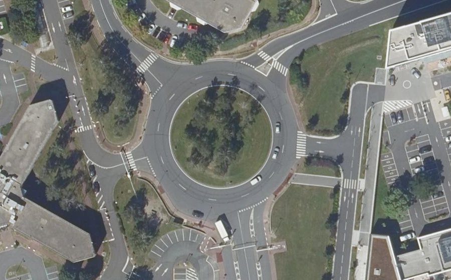 Vue aérienne du Rond-point anonyme n°247036615
