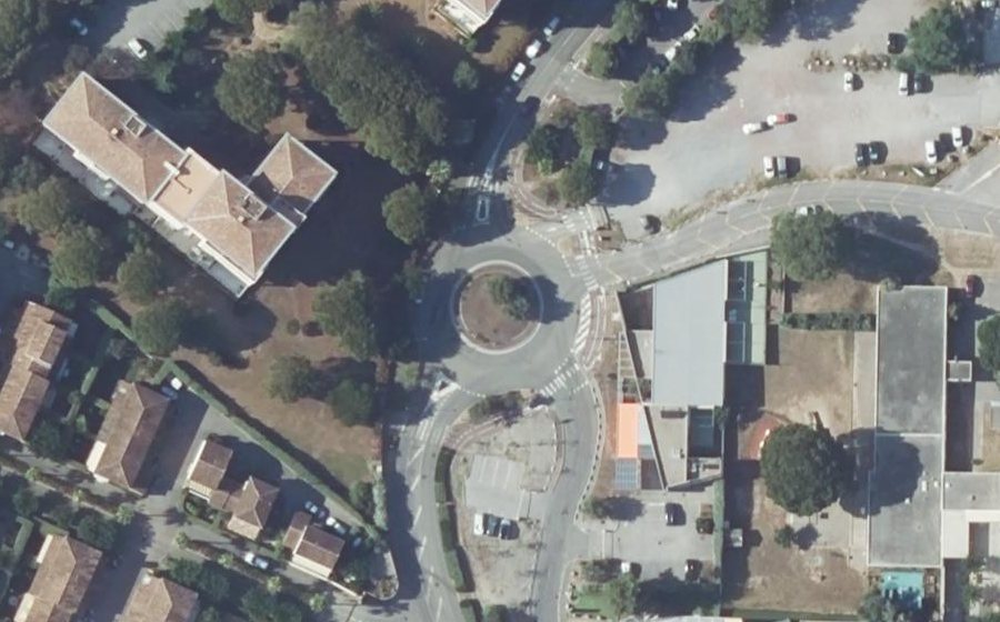 Vue aérienne du Rond-point anonyme n°247043496