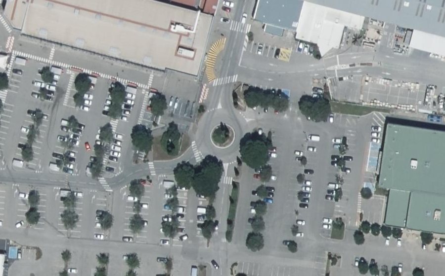 Vue aérienne du Rond-point anonyme n°24705792