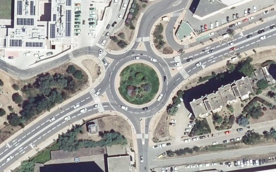 Vue aérienne du Rond-point anonyme n°24712328