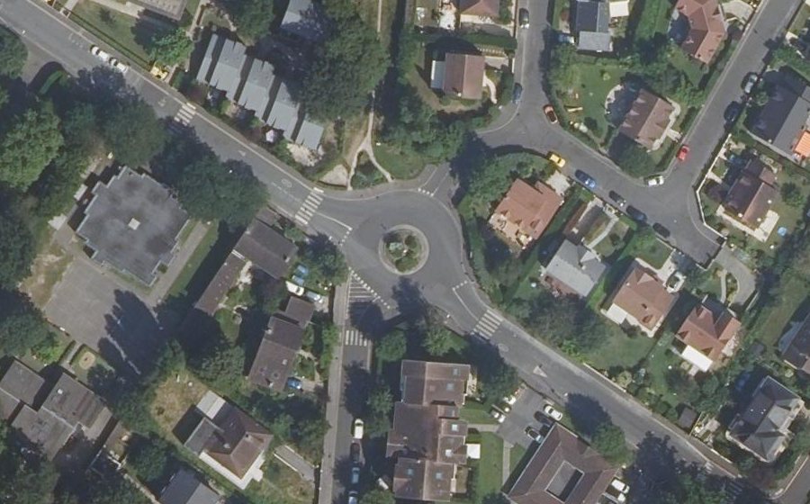 Vue aérienne du Rond-point anonyme n°24712394
