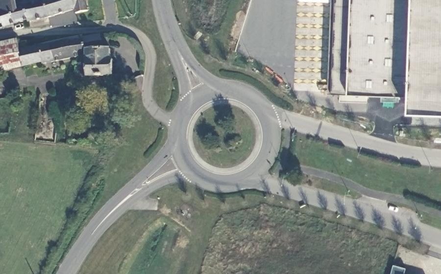 Vue aérienne du Rond-point anonyme n°24718155