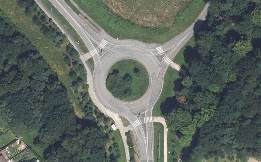 Vue aérienne du Rond-point anonyme n°247188982