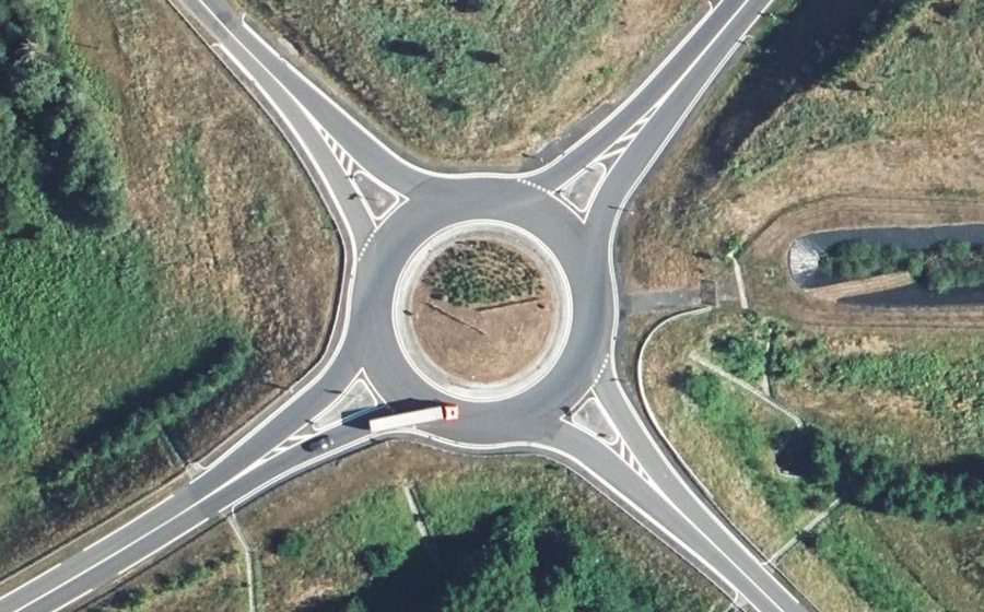 Vue aérienne du Rond-point anonyme n°247193066