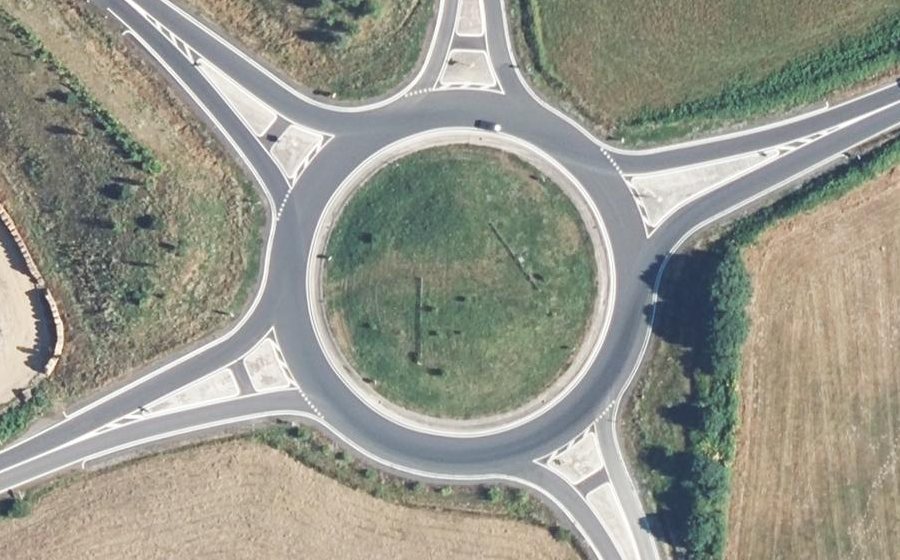 Vue aérienne du Rond-point anonyme n°247193516