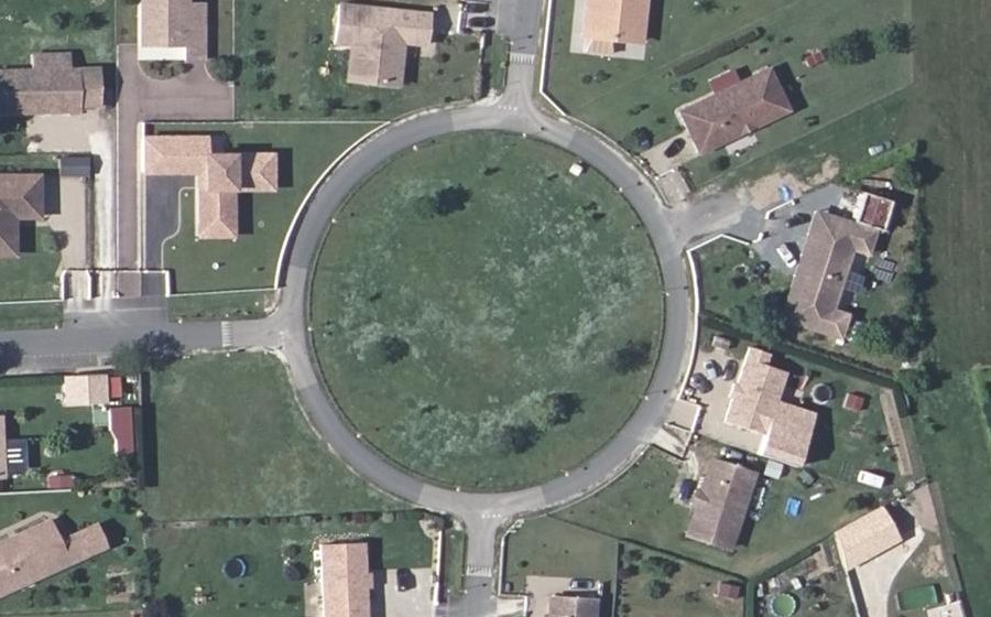 Vue aérienne du Rond-point anonyme n°247200532