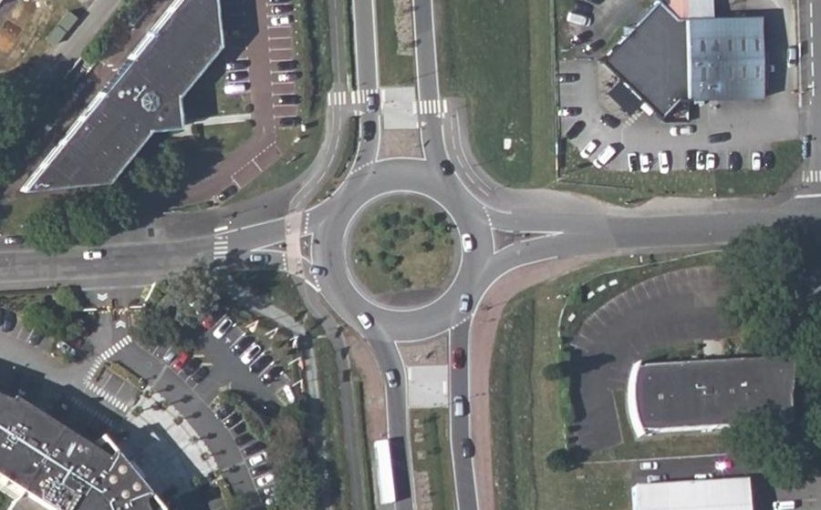 Vue aérienne du Rond-point anonyme n°247204577