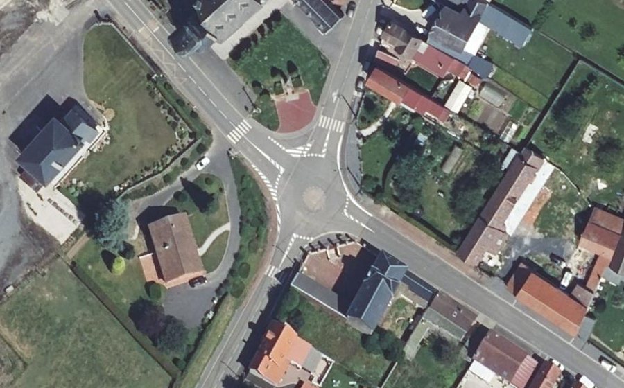 Vue aérienne du Rond-point anonyme n°247215572