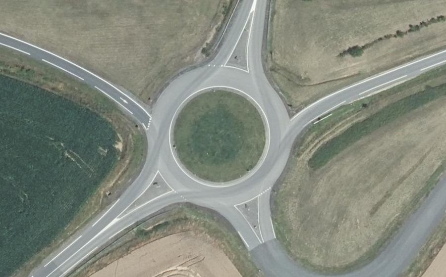 Vue aérienne du Rond-point anonyme n°247263331