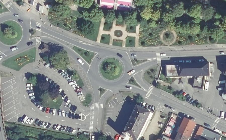 Vue aérienne du Rond-point anonyme n°24730959