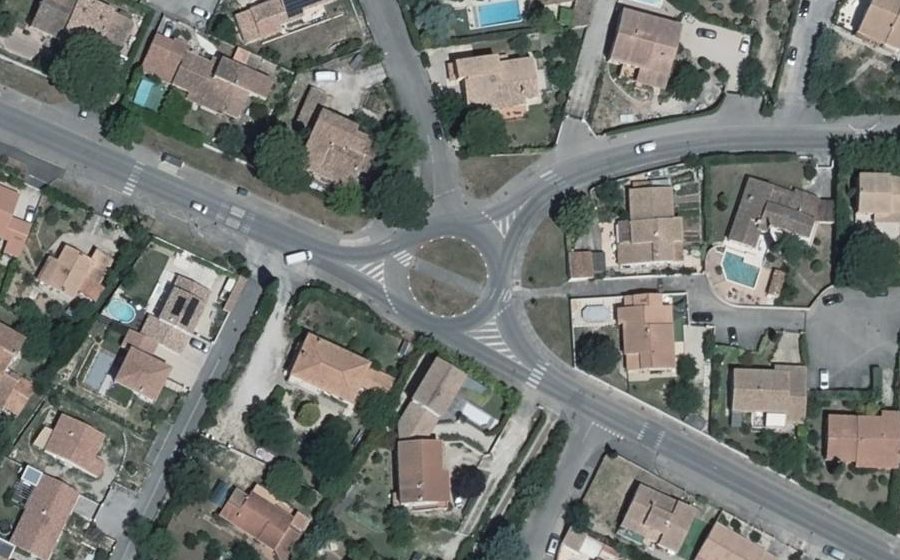 Vue aérienne du Rond-point anonyme n°24733830