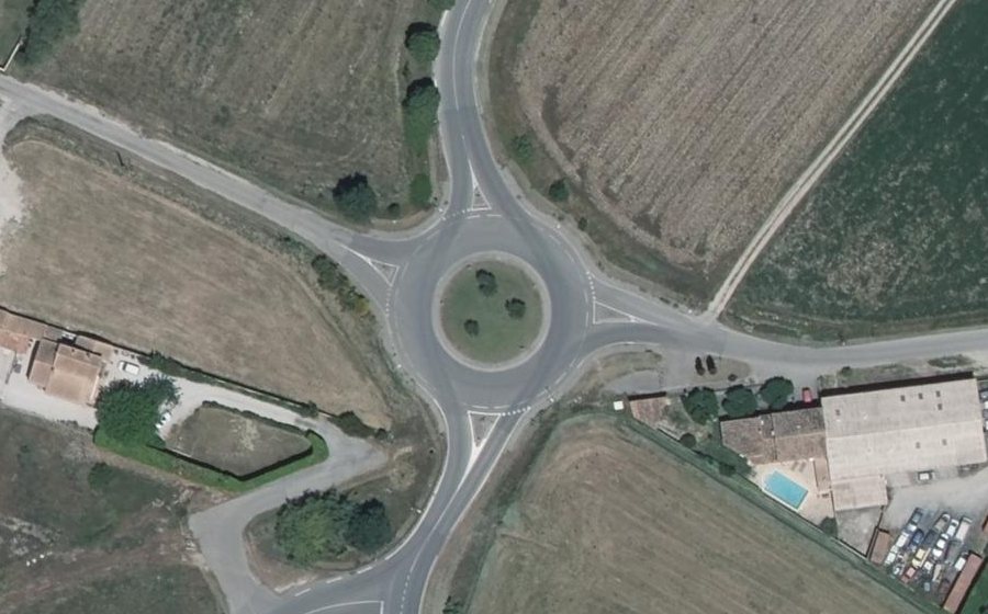 Vue aérienne du Rond-point anonyme n°24733916