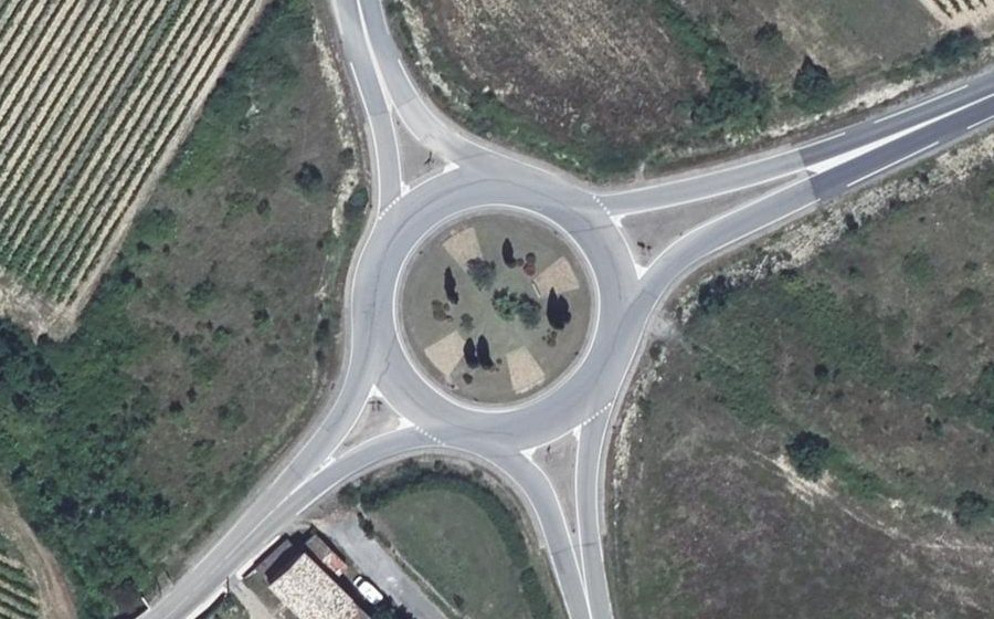 Vue aérienne du Rond-point anonyme n°24736756