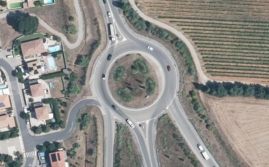 Vue aérienne du Rond-point anonyme n°24738013