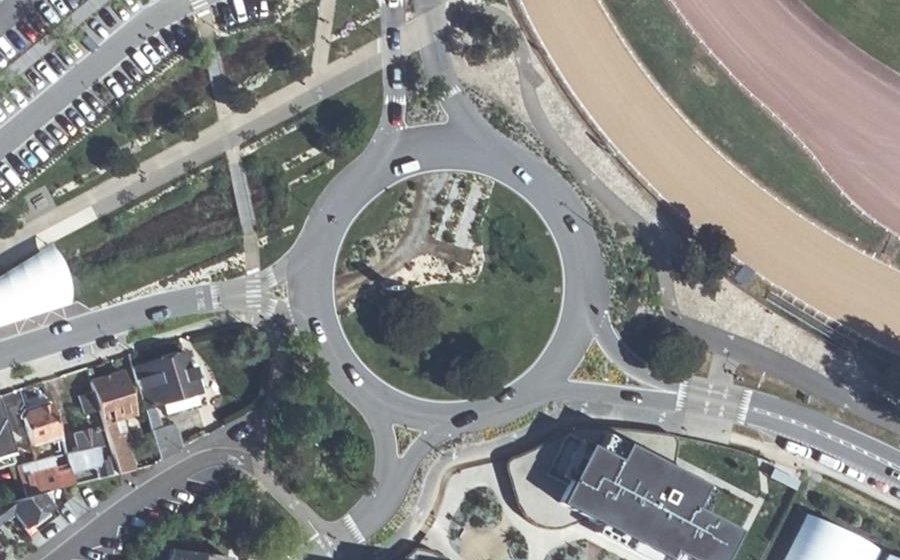 Vue aérienne du Rond-point anonyme n°24745940