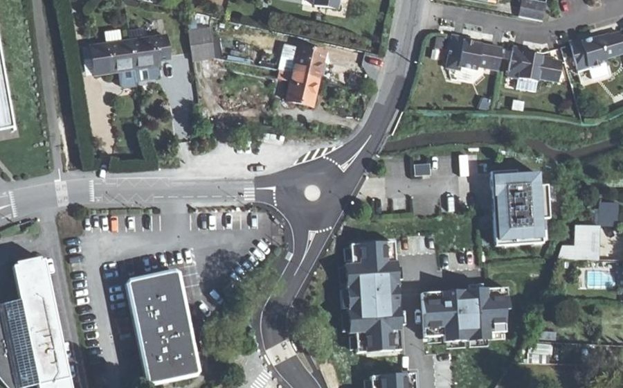 Vue aérienne du Rond-point anonyme n°247473533