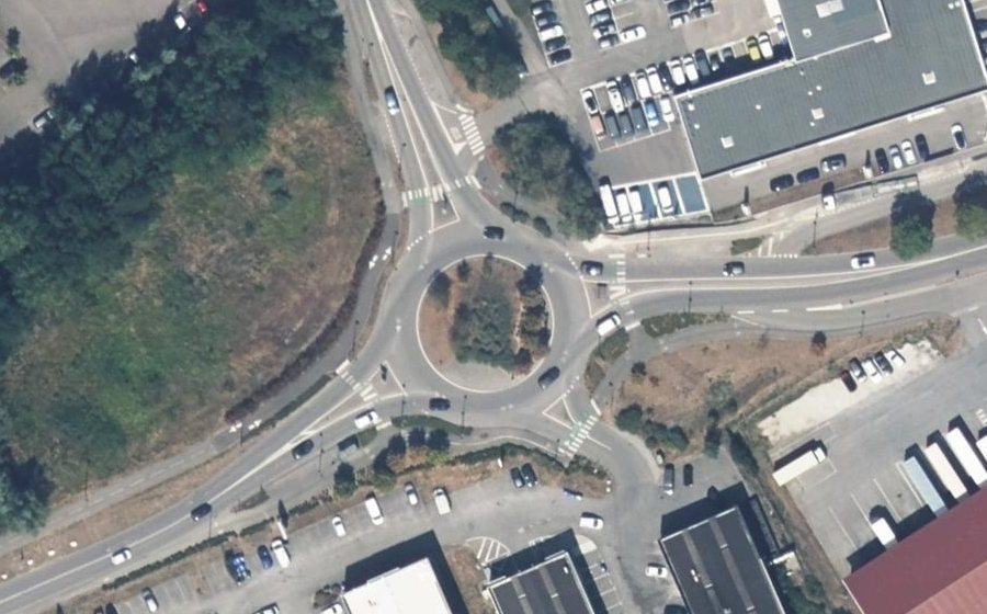 Vue aérienne du Rond-point anonyme n°247575178