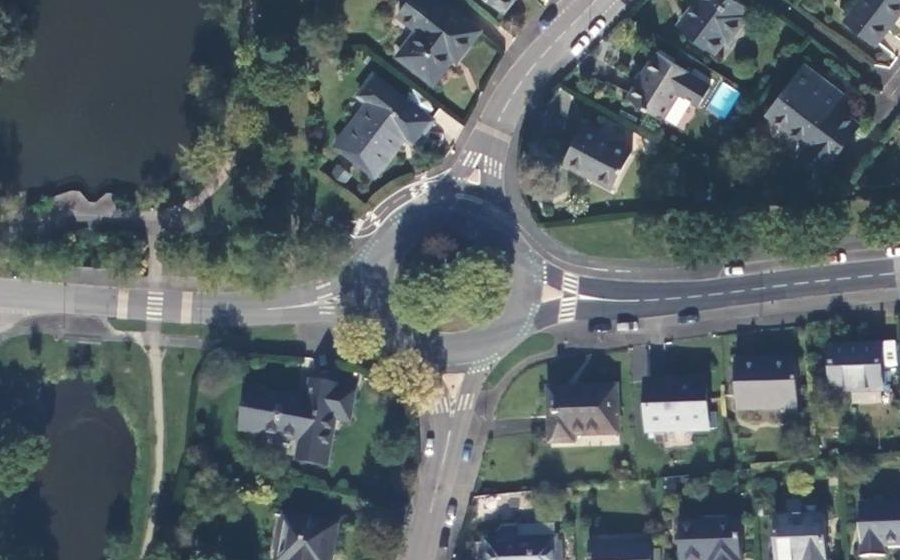 Vue aérienne du Rond-point anonyme n°24758423