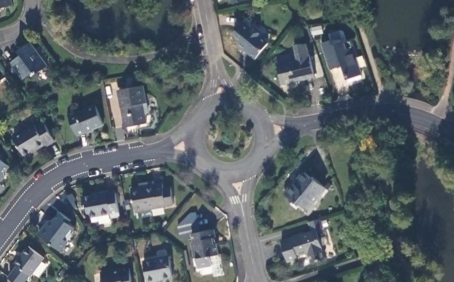 Vue aérienne du Rond-point anonyme n°24758482