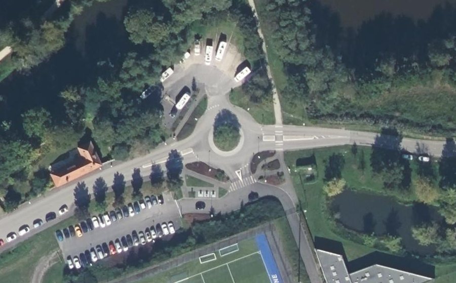 Vue aérienne du Rond-point anonyme n°24759726
