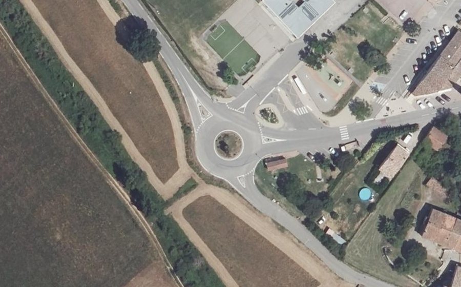 Vue aérienne du Rond-point anonyme n°24761029