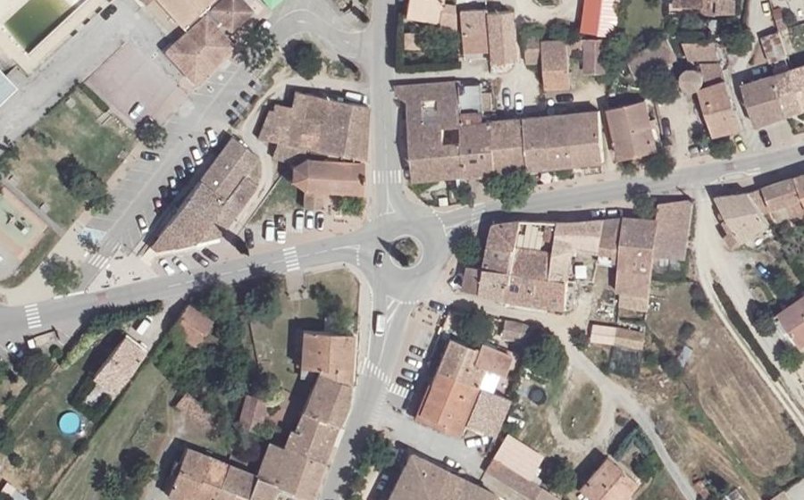 Vue aérienne du Rond-point anonyme n°24761033