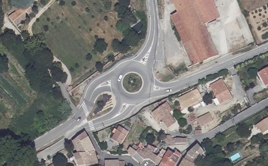 Vue aérienne du Rond-point anonyme n°24761129
