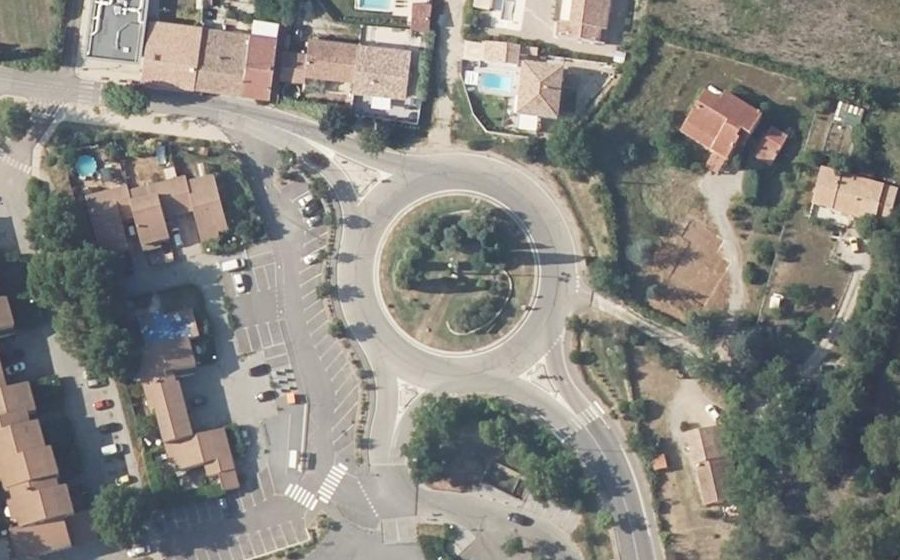 Vue aérienne du Rond-point anonyme n°24761224