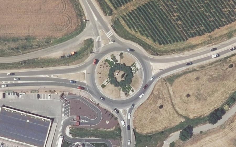 Vue aérienne du Rond-point anonyme n°24761381