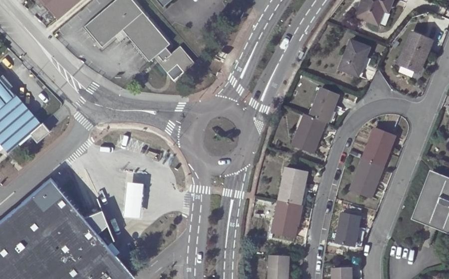Vue aérienne du Rond-point anonyme n°247652804