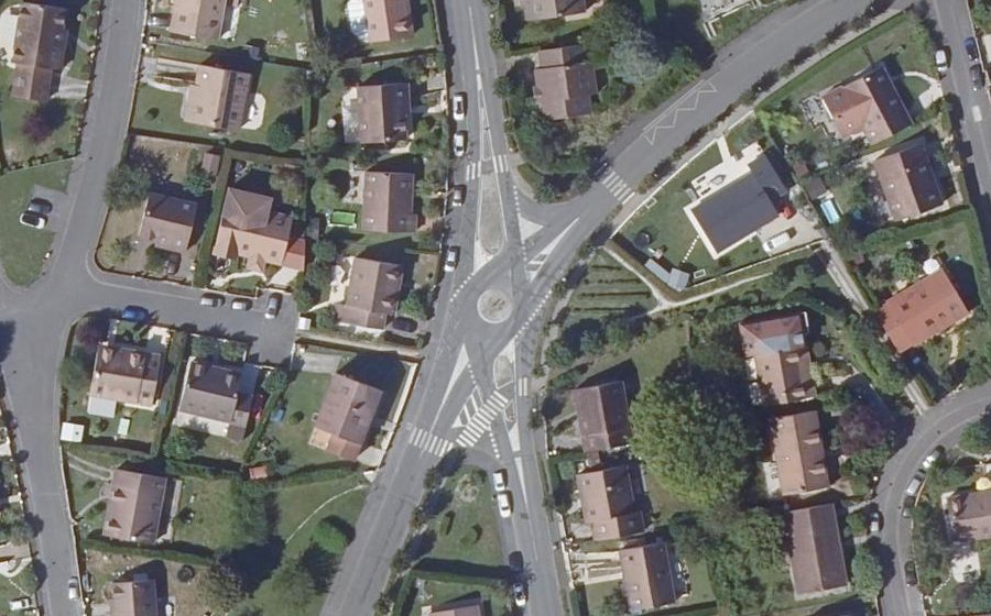 Vue aérienne du Rond-point anonyme n°247704831