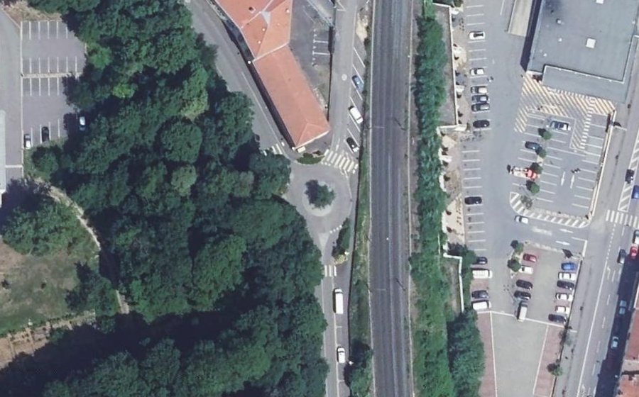 Vue aérienne du Rond-point anonyme n°247755578