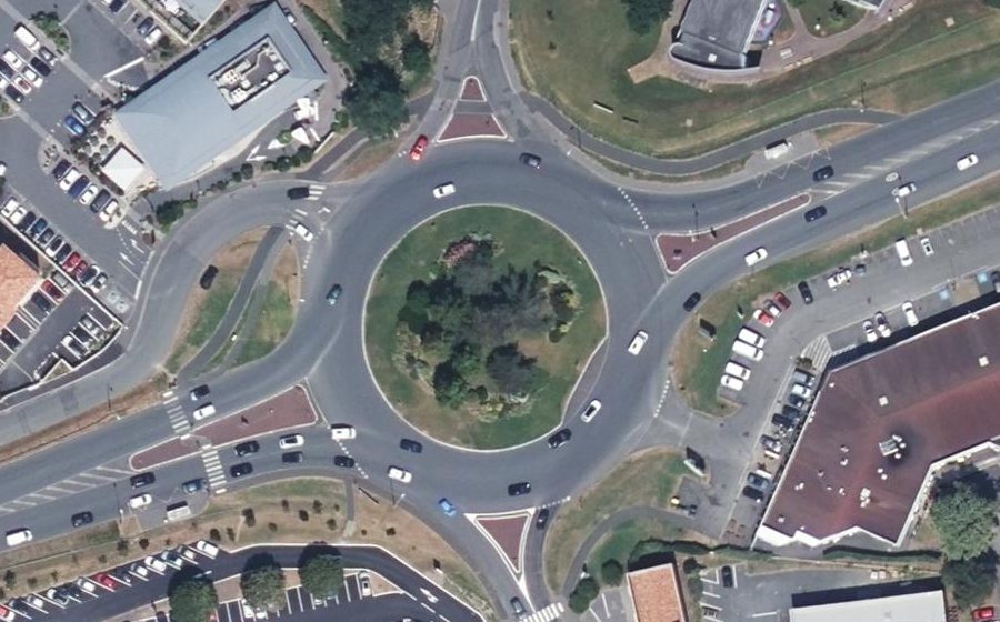 Vue aérienne du Rond-point anonyme n°24778937
