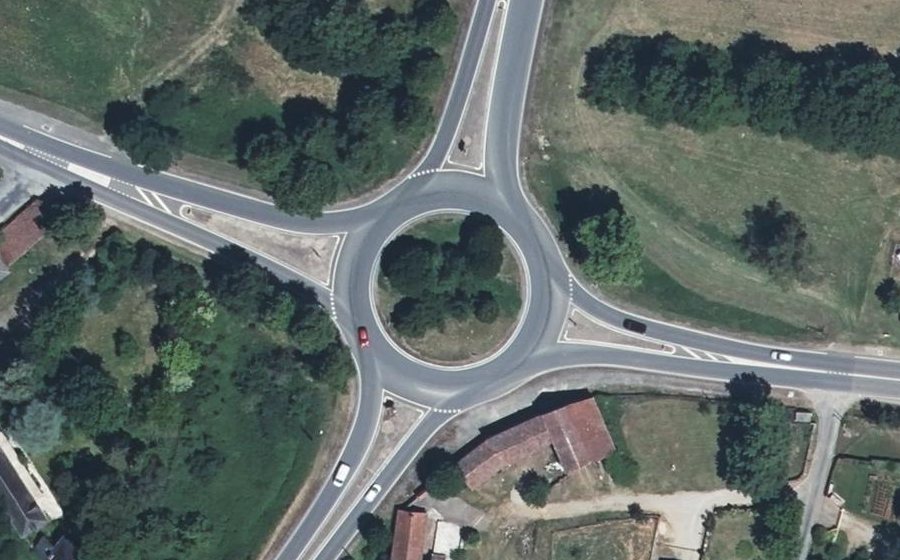 Vue aérienne du Rond-point anonyme n°24780924